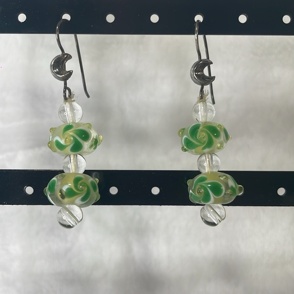 Vintage handmade beaded necklace and earring set. - Picture 2 of 6